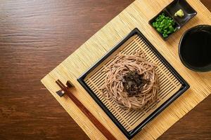 kalte Buchweizen-Soba-Nudeln oder Zaru-Ramen - japanische Küche foto