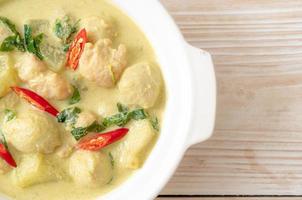 grüne Currysuppe mit Hackfleisch und Fleischbällchen in Schüssel - asiatische Küche