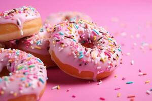 köstlich Sortiment von Donuts mit bunt Sträusel auf Spitze, generativ ai foto