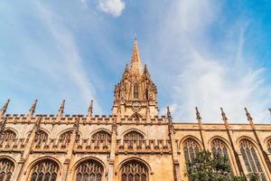 schöne Architektur an der Universitätskirche St. Maria der Jungfrau in Oxford, Großbritannien