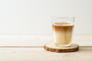 schmutziger Kaffee, kalte Milch mit heißem Espresso-Kaffee-Shot