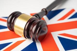 Flaggenland des Vereinigten Königreichs mit Hammer für Richteranwalt. Recht und Gerechtigkeit Gericht Konzept. foto