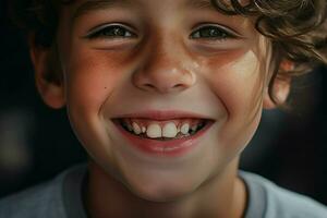 Porträt von ein süß lächelnd wenig Junge. Nahansicht. ai generiert Profi Foto