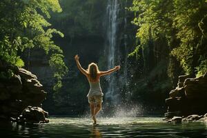 glücklich jung Frau Springen im das Wasser von ein Wasserfall im das Dschungel. ai generiert Profi Foto