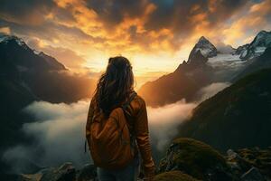 Wandern Frau mit Rucksack Stehen auf oben von ein Berg und suchen beim das Sonnenuntergang. ai generiert Profi Foto