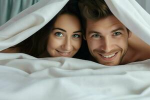 jung Paar im Bett. glücklich jung Paar Lügen im Bett und suchen beim Kamera. ai generiert Profi Foto