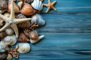 Muscheln und Star Fisch auf ein hölzern Blau hintergrund.generativ ai. foto