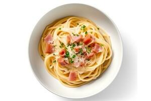 Spaghetti Schinken mit Weiß Sahne Soße isoliert auf Weiß Hintergrund foto