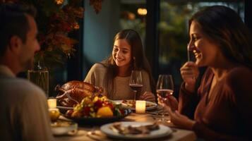 glücklich Familie beim das Erntedankfest Abendessen foto