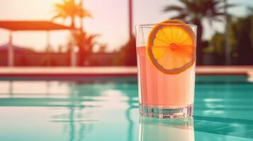 Orange Getränk im ein Glas neben Schwimmbad foto