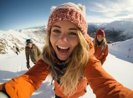 Skateboardfahrer Mädchen Snowboarden auf oben von Berg foto