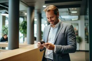 Mann mit Handy im Vorderseite von Büro foto