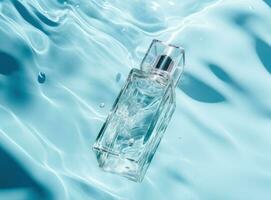 klar Flasche von Feuchtigkeitscreme im Blau Wasser foto