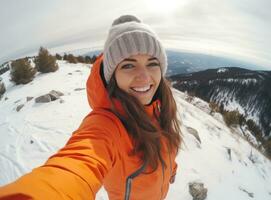 ein Frau tragen ein Orange Jacke ist Selfie machen auf ein schneebedeckt Steigung foto