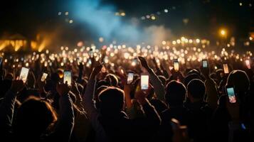 Feuerwerk Beleuchtung während Konzert Festival im ein Nacht, im Menge foto