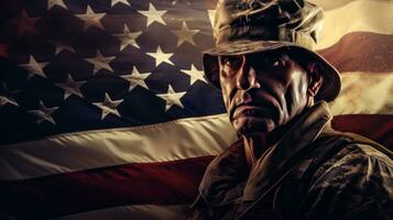 ein Alten männlich Soldat im Militär- Uniform Stehen im Vorderseite von ein amerikanisch Flagge foto
