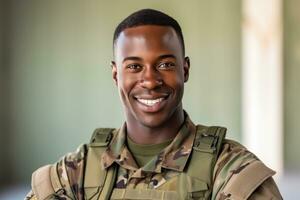 ein jung schwarz Mann im ein Militär- Uniform ist lächelnd und posieren zum ein Foto