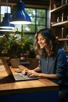 junge Frau, die mit Laptop arbeitet foto