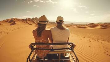 ein jung Paar Fahrten im ein Buggy durch das Wüste im das VAE foto