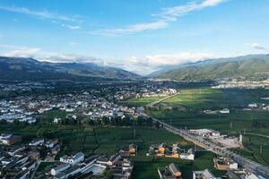 Dorf und Felder im Shaxi, Yunnan, China. foto