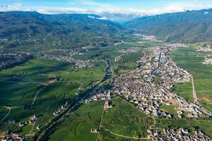 Dorf und Felder im Shaxi, Yunnan, China. foto