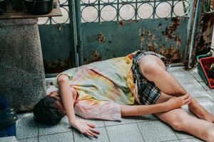 obdachlos Mann schläft auf das Straße , Bangkok Thailand. foto