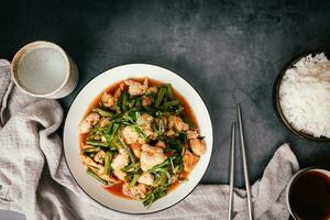 oben Sicht, gebraten Schweinefleisch und rot heiß Curry Einfügen mit oder lange Bohne und Zutaten sind Auster Soße, Fisch Soße, Zucker, Kaffer Limette Blätter im das Gericht Essen mit gekocht Reis. thailändisch Essen foto