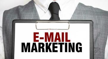 Geschäftsmann halten Blatt von Papier mit ein Botschaft Email Marketing foto