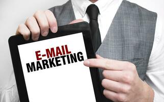 Geschäftsmann zeigen Geschäft Konzept auf Tablette Stehen im Büro Email Marketing foto