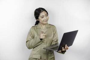 nachdenklich Regierung Arbeiter Frau halten ihr Laptop und frage mich Über ihr Arbeit. pns tragen khaki Uniform. foto