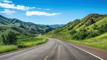 Berg Straße. Landschaft mit Felsen, sonnig Himmel mit Wolken und schön Asphalt Straße im das Abend im Sommer. Autobahn im Berge, generativ ai Illustration foto