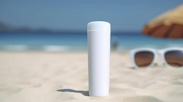 leer leeren Weiß Plastik Rohr. Sonnenschutz Lotion auf ein sandig Strand, Sommer- Komposition mit Sonnenbrille, Blau Meer wie Hintergrund, Kopieren Raum. Sommer- Ferien und Haut Pflege Konzept, ai generativ foto