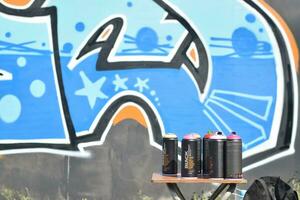 gebrauchte Montana Black und Hardcore Aerosol-Sprühdosen gegen Graffiti-Gemälde. mtn oder montana-cans ist Hersteller von Hochdruck-Sprühfarben foto