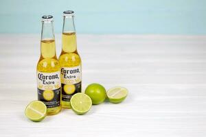 charkow, ukraine - 9. dezember 2020 flaschen corona extra bier mit limettenscheiben. corona produziert von grupo modelo mit anheuser busch inbev beliebtestes importiertes bier in den usa foto