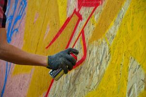 Charkow, Ukraine - 27. Mai 2017 Festival der Straßenkunst. Junge Männer malen Graffiti auf tragbare Holzwände im Zentrum der Stadt. der Vorgang des Bemalens von Wänden mit Aerosol-Sprühdosen foto