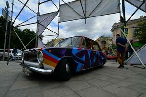 Charkow, Ukraine - 27. Mai 2017 Festival der Straßenkunst. ein Auto, das während des Festivals von Meistern der Straßenkunst bemalt wurde. das Ergebnis der Arbeit mehrerer Graffiti-Künstler. Original Aerographie foto