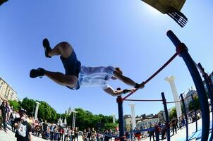 Charkiw, Ukraine - 27. Mai 2018 Street Workout Show während des jährlichen Festivals der Straßenkulturen foto