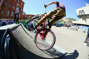 Charkiw, Ukraine - 27. Mai 2018 Freestyle-BMX-Fahrer in einem Skatepark während des jährlichen Festivals der Straßenkulturen foto