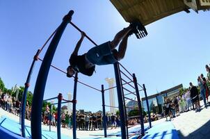 Charkiw, Ukraine - 27. Mai 2018 Street Workout Show während des jährlichen Festivals der Straßenkulturen foto