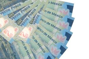 20 mexikanische Pesos-Scheine liegen isoliert auf weißem Hintergrund mit Kopierraum, der in Fächerform gestapelt ist, aus nächster Nähe foto