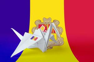 Andorra Flagge abgebildet auf Papier Origami Kran Flügel. handgemacht Kunst Konzept foto