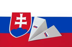 Slowakei Flagge abgebildet auf Papier Origami Flugzeug. handgemacht Kunst Konzept foto