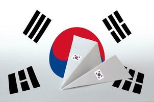 Süd Korea Flagge abgebildet auf Papier Origami Flugzeug. handgemacht Kunst Konzept foto