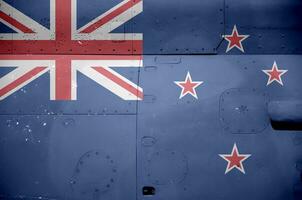 neuseeland-flagge auf seitenteil des militärischen gepanzerten hubschraubers in der nähe abgebildet. konzeptioneller hintergrund der armeeflugzeuge foto