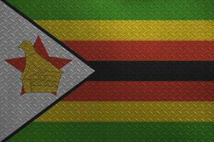 Zimbabwe Flagge abgebildet im Farbe Farben auf alt gebürstet Metall Teller oder Mauer Nahaufnahme. texturiert Banner auf Rau Hintergrund foto