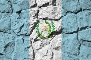Guatemala Flagge abgebildet im Farbe Farben auf alt Stein Mauer Nahaufnahme. texturiert Banner auf Felsen Mauer Hintergrund foto