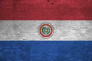 Paraguay Flagge abgebildet im Farbe Farben auf alt Backstein Mauer. texturiert Banner auf groß Backstein Mauer Mauerwerk Hintergrund foto