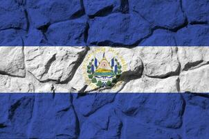 el Salvador Flagge abgebildet im Farbe Farben auf alt Stein Mauer Nahaufnahme. texturiert Banner auf Felsen Mauer Hintergrund foto