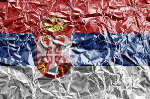 Serbien Flagge abgebildet im Farbe Farben auf glänzend zerknittert Aluminium vereiteln Nahaufnahme. texturiert Banner auf Rau Hintergrund foto