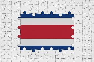 Costa Rica Flagge im Rahmen von Weiß Puzzle Stücke mit fehlt zentral Teil foto